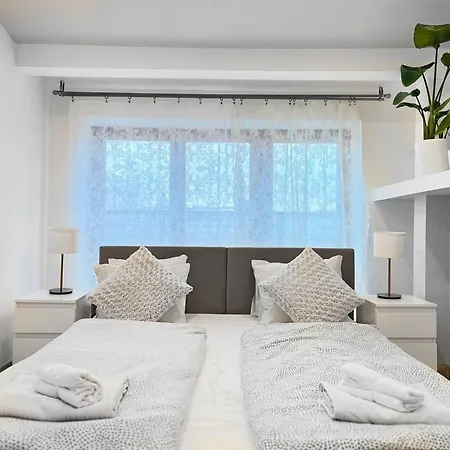 Spacious With 5 Bedrooms And 2 Bathrooms For 12 Guest In Cracow Old Town Krakov