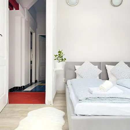 Spacious With 5 Bedrooms And 2 Bathrooms For 12 Guest In Cracow Old Town
