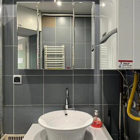 Spacious With 5 Bedrooms And 2 Bathrooms For 12 Guest In Cracow Old Town Apartmán